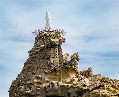 The statue of the Virgin Mary atop the Rock of the Virgin Mary, Biarrtiz © ALAN GARDINER | DREAMSTIME.COM