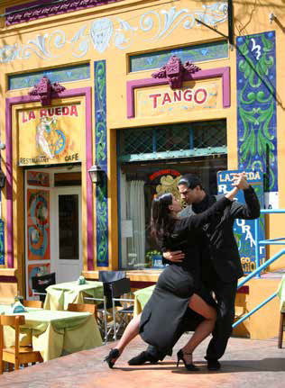 Tango in front of a café
