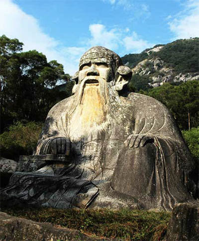 Giant statue of Laozi © TSANGMING CHANG | DREAMSTIME.COM