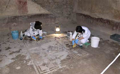 Restorers of Casa dell'Orso Ferito © PRESS OFFICE, SOPRINTENDENZA ARCHEOLOGICA DI POMPEI