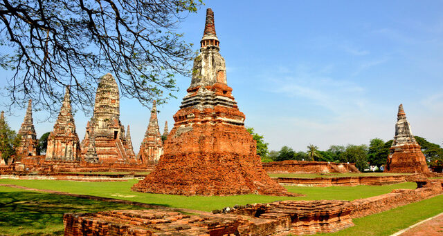 Broken Pagoda in Wat Chaiwatthanaram