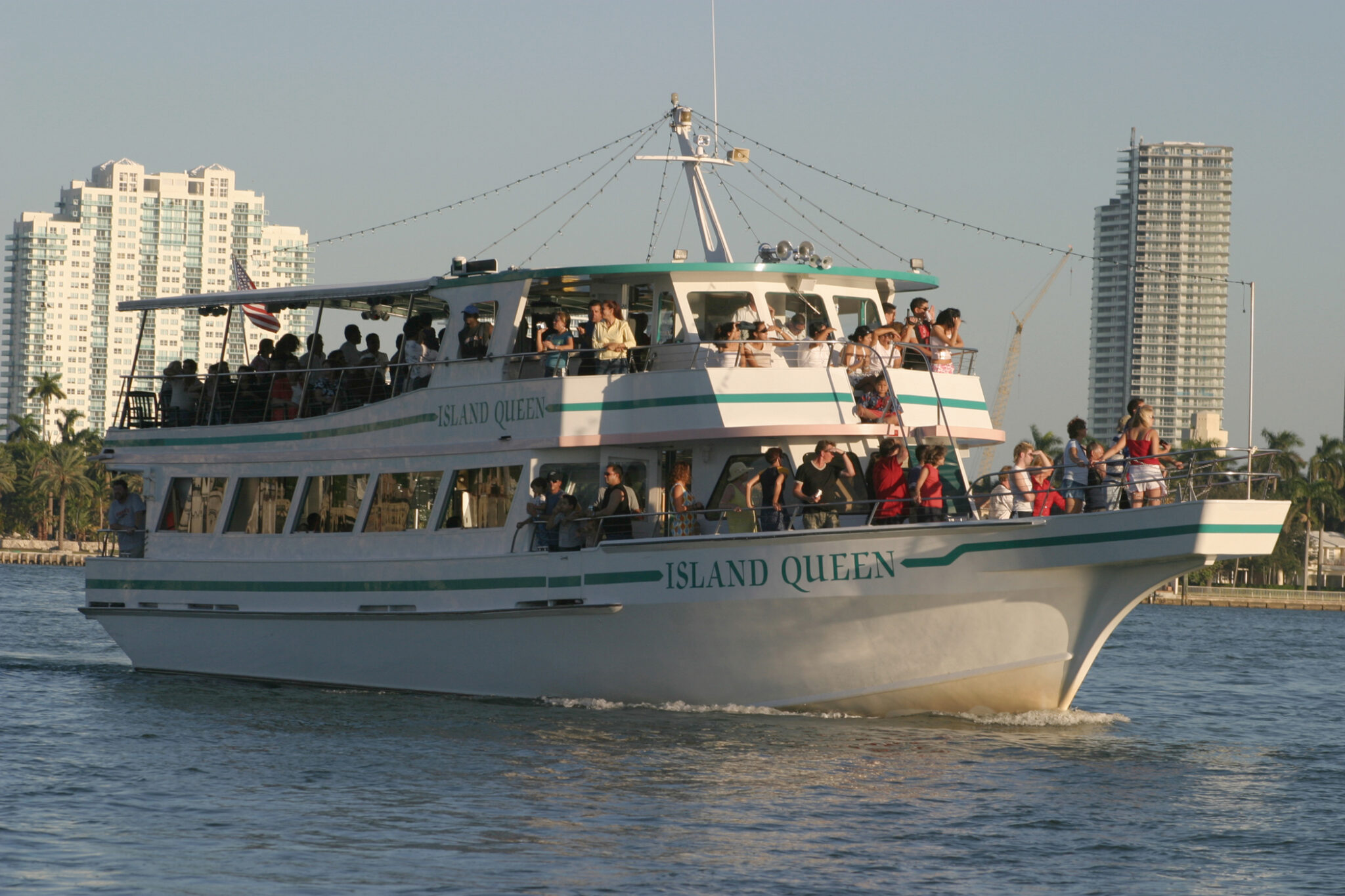 Queen island. Miami Boat Tour. Прогулка водное такси коллаж. Boaтship Island Queen. Водные прогулки по Витебску.