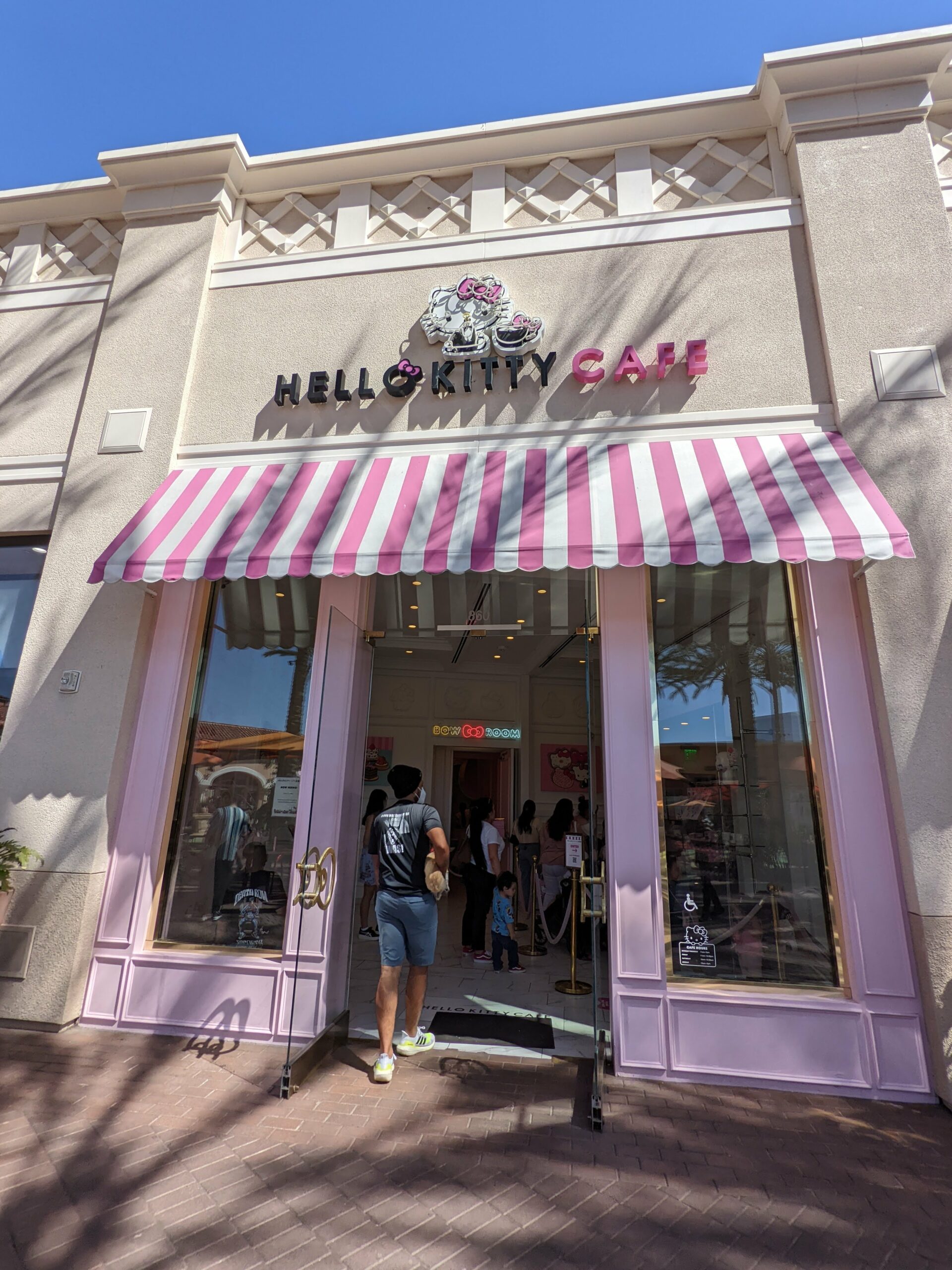 HELLO KITTY CAFE IN LAS VEGAS- Brand New Location at Fashion Show